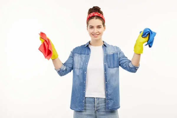 Όμορφη γυναίκα στη δουλειά-φθορά χρησιμοποιεί διαφορετικά χρωματιστά κουρέλια. — Φωτογραφία Αρχείου