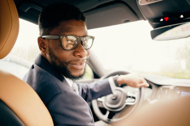 Şoför arka koltuğa kendi gözleriyle bakıyor..