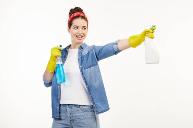 İş elbisesiyle masada oturan güzel bir kadın..