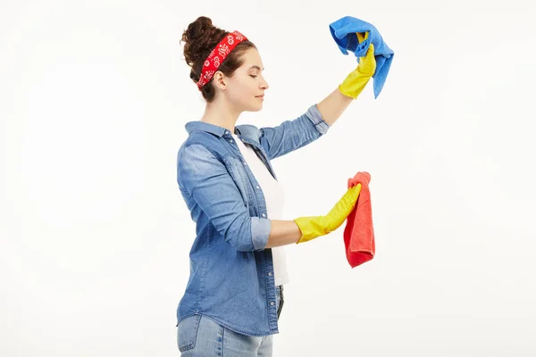 Όμορφη γυναίκα με ρούχα εργασίας χρησιμοποιεί διαφορετικά χρωματιστά κουρέλια που δεν αντιμετωπίζουν την κάμερα. — Φωτογραφία Αρχείου
