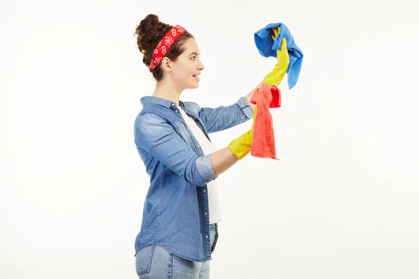 Bella donna in abbigliamento da lavoro utilizza stracci colorati diversi non di fronte alla fotocamera . — Foto Stock