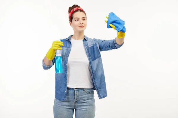 Mooie vrouw in het werk-slijtage maakt gebruik van venster schoonmaakbenodigdheden. — Stockfoto