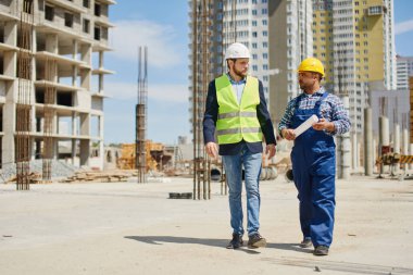 İki mühendis iş ile ilgili soruları birlikte tartışır.