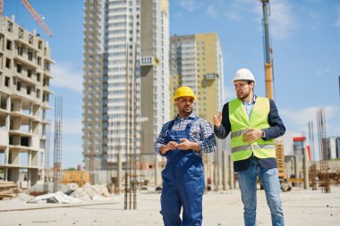 İki mühendis iş ile ilgili soruları birlikte tartışır.