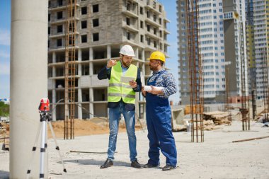 İki mühendis iş ile ilgili soruları birlikte tartışır.
