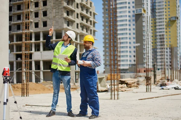 Zwei Ingenieure diskutieren gemeinsam arbeitsbezogene Fragen. — Stockfoto