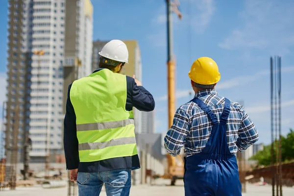 Zwei Ingenieure diskutieren gemeinsam arbeitsbezogene Fragen. — Stockfoto