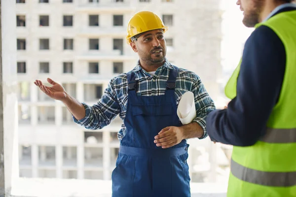 Dois engenheiros discutem questões relacionadas ao trabalho em conjunto . — Fotografia de Stock