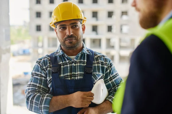 Dos ingenieros discuten juntos cuestiones relacionadas con el trabajo . — Foto de Stock