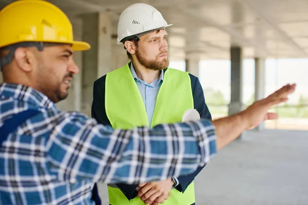 Dos ingenieros discuten juntos cuestiones relacionadas con el trabajo . — Foto de Stock