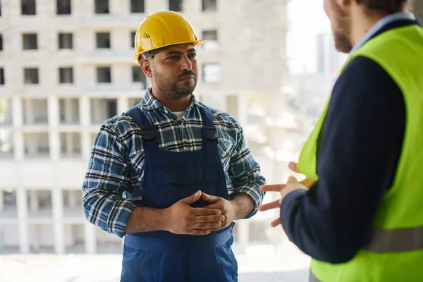 Dos ingenieros discuten juntos cuestiones relacionadas con el trabajo . — Foto de Stock