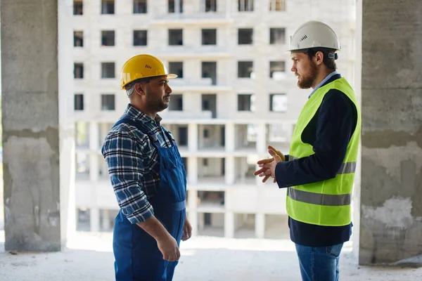 Dos ingenieros discuten juntos cuestiones relacionadas con el trabajo . — Foto de Stock