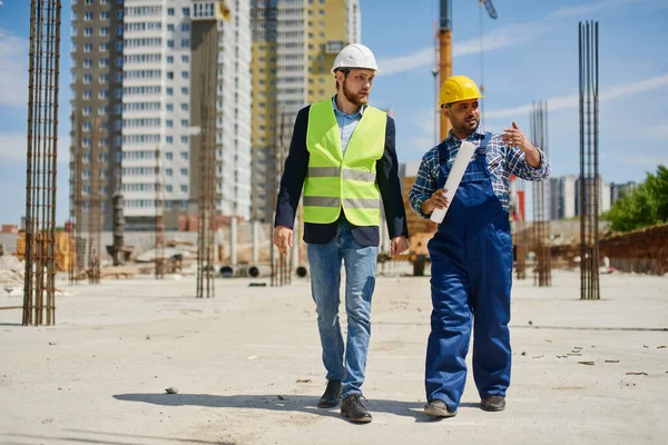 İki mühendis iş ile ilgili soruları birlikte tartışır.