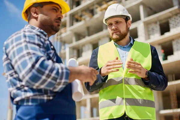 Dos ingenieros discuten juntos cuestiones relacionadas con el trabajo . — Foto de Stock