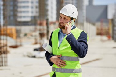 Telefonda bir kask görüşmeler bir mühendis.