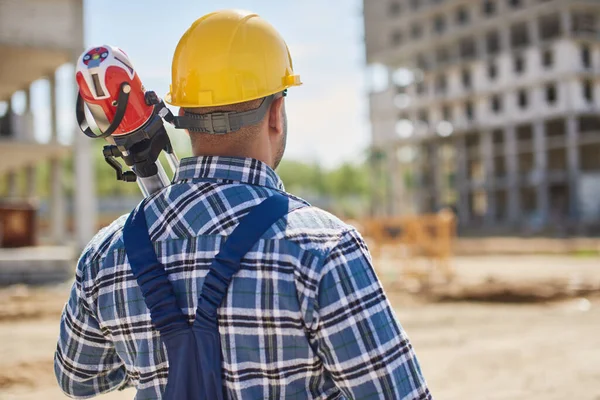 Un ingegnere sul punto di costruzione detiene attrezzature relative al lavoro . — Foto Stock