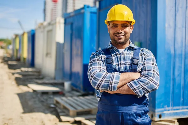Sarı inşaat kask gülümseyen mühendis kamera bakıyor.