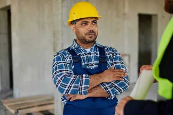 Primer plano de un proyecto que dos ingenieros examinan . — Foto de Stock