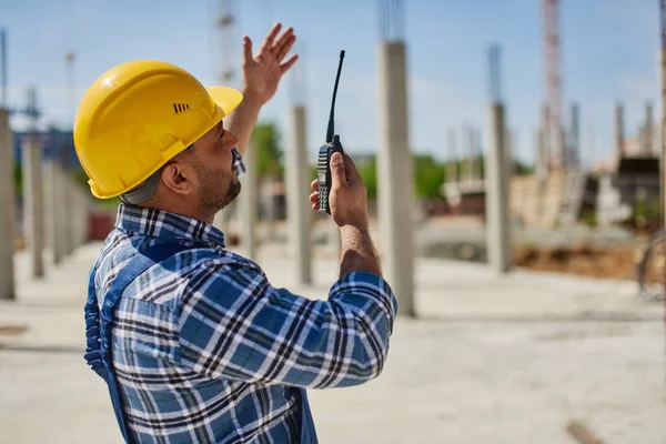 Un ingegnere usa la radio sul suo posto di lavoro . Foto Stock