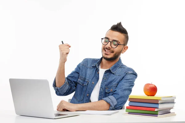 Estudiante piensa en su composición que está escribiendo . —  Fotos de Stock