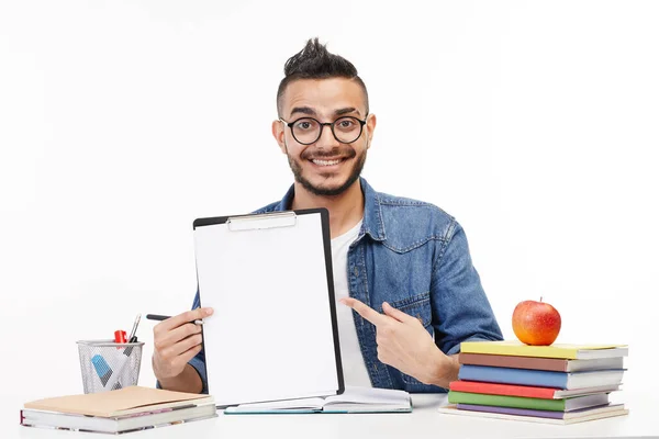 Sonriente estudiante universitario muestra su bloc de notas en la cámara . —  Fotos de Stock