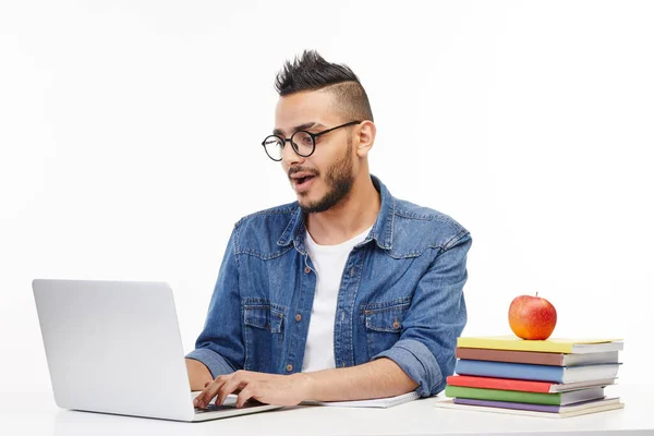 Studenten typen op de laptop zorgvuldig. — Stockfoto