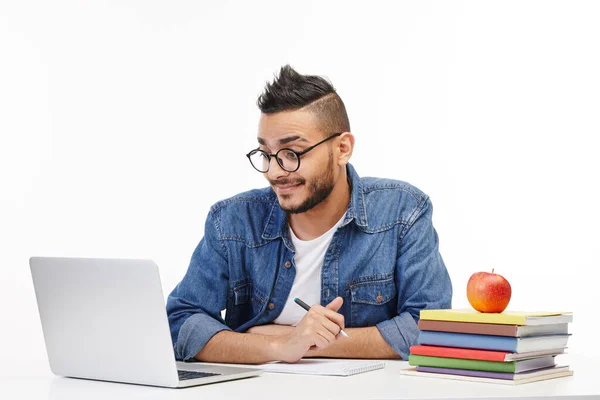 Estudiante sonriente trabaja en la computadora en el aula . —  Fotos de Stock