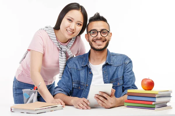 College student posera vid kameran med breda leenden, hålla en tablett. — Stockfoto