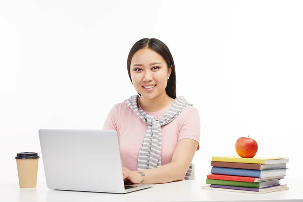 Studerande studerar med hjälp av sin bärbara dator. — Stockfoto