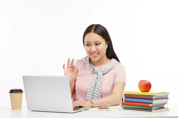 Estudiante se comunica con sus amigos usando uno de sus dispositivos . — Foto de Stock