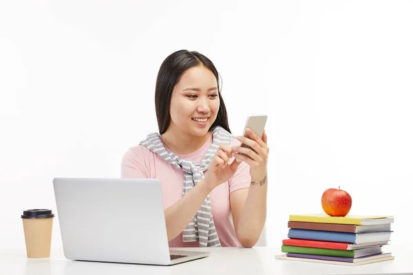 Estudiante se comunica con sus amigos usando uno de sus dispositivos . —  Fotos de Stock