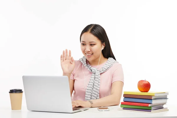 Asiática estudiante trabaja atentamente en su portátil . — Foto de Stock