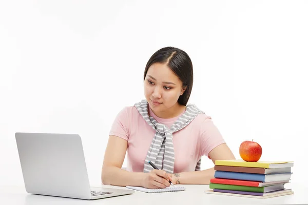 Étudiant étudie avec l'aide de son ordinateur portable . — Photo