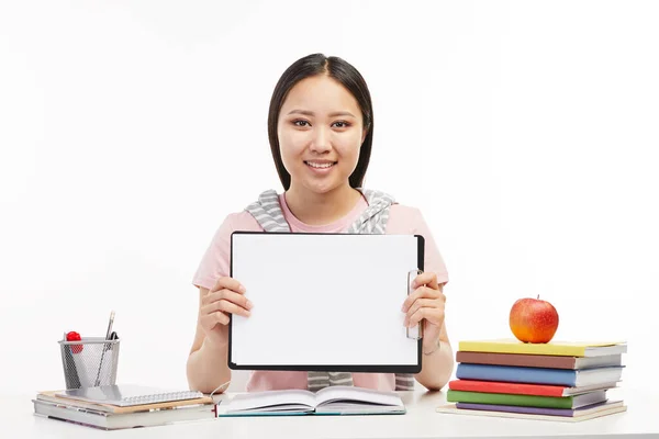 Ung student visar framför kameran vad som står skrivet på anteckningsblocket. — Stockfoto