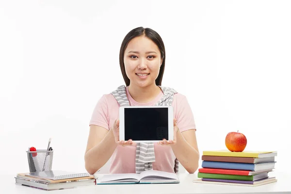 Student uses her portative computer at the classroom. — Stock Photo, Image
