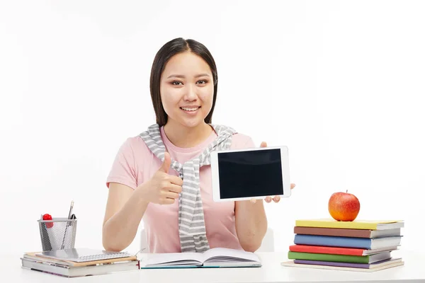 Estudante usa seu computador portativo na sala de aula . — Fotografia de Stock