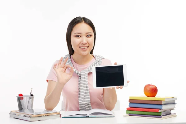 Étudiante pose à la caméra avec sa tablette . — Photo