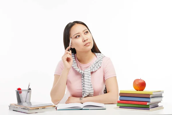 Estudiante en el aula piensa en la difícil tarea . — Foto de Stock