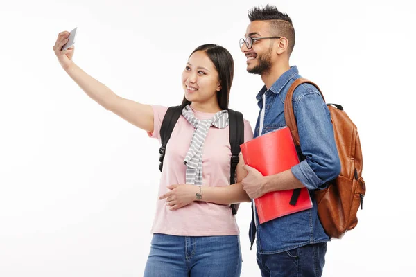 Estudantes tirar uma selfie juntos sorrindo amigável . — Fotografia de Stock