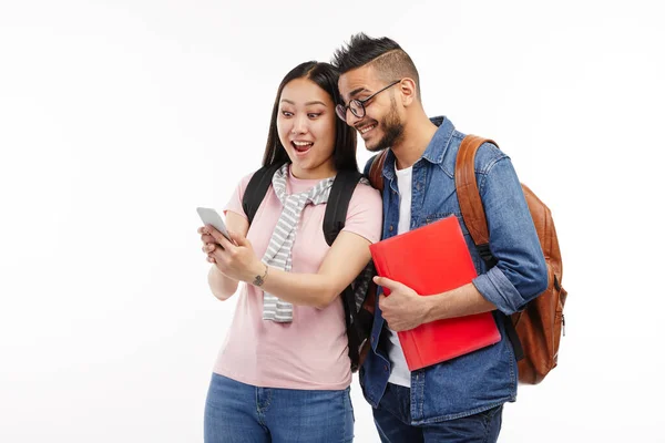 Studenterna tar en selfie tillsammans leende vänlig. — Stockfoto