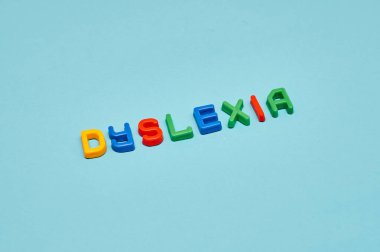 Renkli harflerin kelime disleksisi