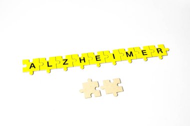 Alzheimer hastalığı, Alzheimer kelimesi sarı, mavi ve mavi bulmacalardan oluşur.