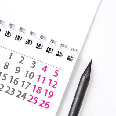 Beyaz zemin üzerinde siyah kalem olan beyaz boş takvim, izole