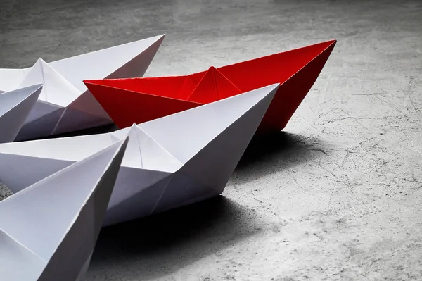 Geschäftskonzept, Papierboot, der wichtigste Meinungsführer, das Konzept des Einflusses. — Stockfoto