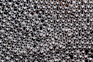 Arkaplanda krom toplar