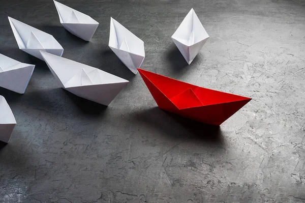 Business Concept, Paper Boat, o parecer-chave Leader, o conceito de influência . — Fotografia de Stock