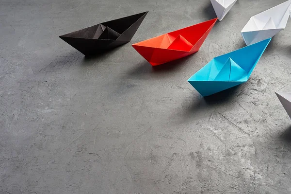 İş Konsepti, Paper Boat, anahtar fikir önderi, etki konsepti. İş Konsepti, Paper Boat, anahtar fikir önderi, etki konsepti. Lider olarak kırmızı, mavi ve siyah kağıt tekne. — Stok fotoğraf
