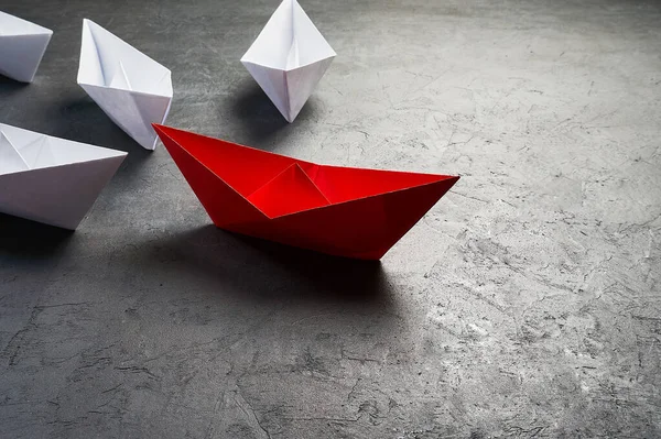 Business Concept, Paper Boat, η βασική γνώμη Leader, η έννοια της επιρροής. — Φωτογραφία Αρχείου