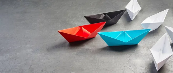 Business leadership Concept, Paper Boat, the key opinion Leader, the concept of influence.Business Concept, Paper Boat, the key opinion Leader, the concept of influence.Red,blue and black paper boat a — Stok fotoğraf