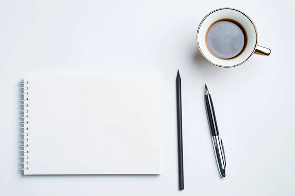 Vit kontor Skrivbord ovanifrån med anteckningsblock, penna, penna och kaffe Cup, minimalistisk design, ovanifrån, kopieringsutrymme, platt låg — Stockfoto